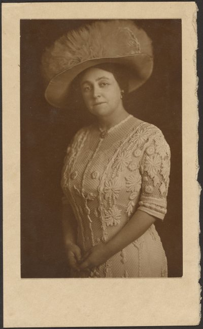 [Portret van een vrouw met een uitbundige tule hoed]. door Louis Fleckenstein