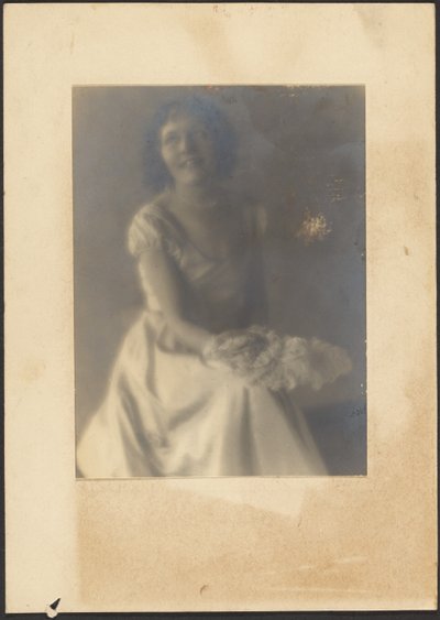 [Portret van een vrouw met veerwaaier]. door Louis Fleckenstein