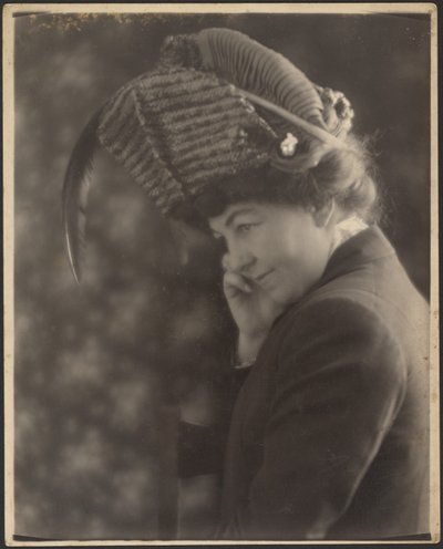 [Portret van een vrouw met gevederde hoed]. door Louis Fleckenstein