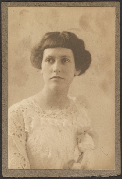 [Portret van een vrouw met bloemen op haar jurk]. door Louis Fleckenstein