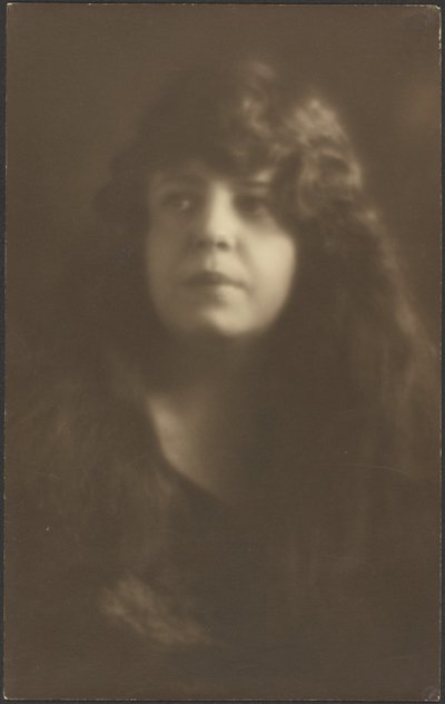 [Portret van een vrouw met haar naar beneden]. door Louis Fleckenstein