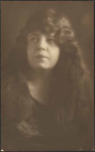 [Portret van een vrouw met loshangend haar] door Louis Fleckenstein