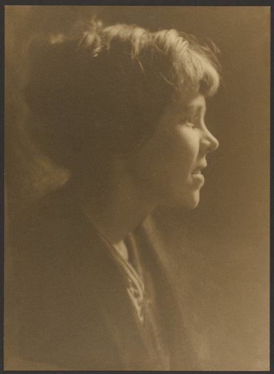 [Portret van een vrouw met loshangend haar]. door Louis Fleckenstein