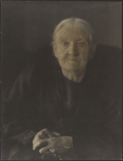 [Portret van een vrouw met gevouwen handen]. door Louis Fleckenstein