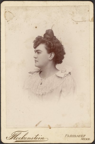 [Portret van een vrouw met hoge kuif]. door Louis Fleckenstein