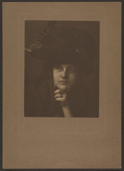 [Portret van een vrouw met een grote hoed en een bril] door Louis Fleckenstein