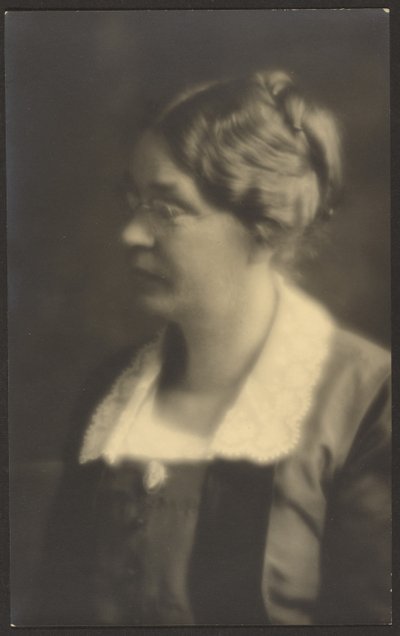 [Portret van een vrouw met open boek (uitsnede)]. door Louis Fleckenstein