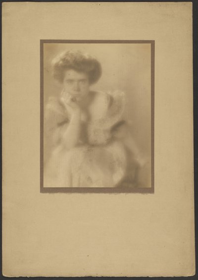 [Portret van een vrouw met een pompadour] door Louis Fleckenstein