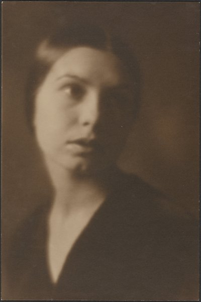 [Portret van een vrouw met het hoofd schuin] door Louis Fleckenstein