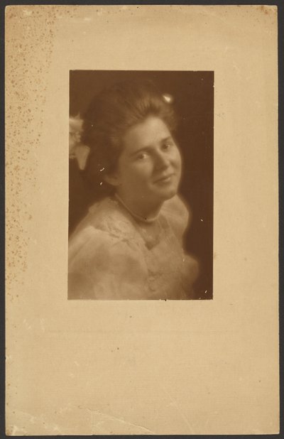 [Portret van een vrouw met wit haar lint]. door Louis Fleckenstein