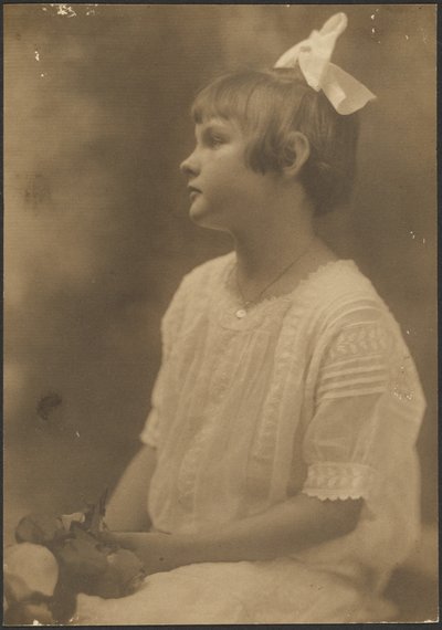 [Portret van een jong meisje met bloemen op schoot]. door Louis Fleckenstein