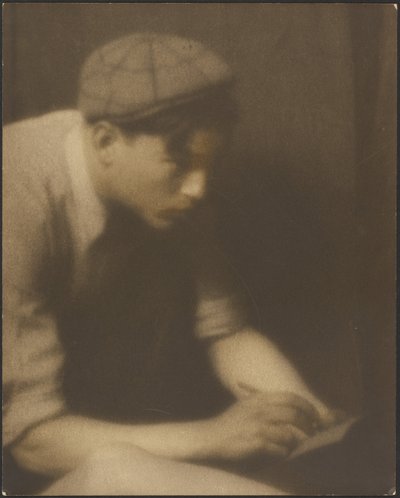[Portret van een jonge man die een briefje schrijft] door Louis Fleckenstein