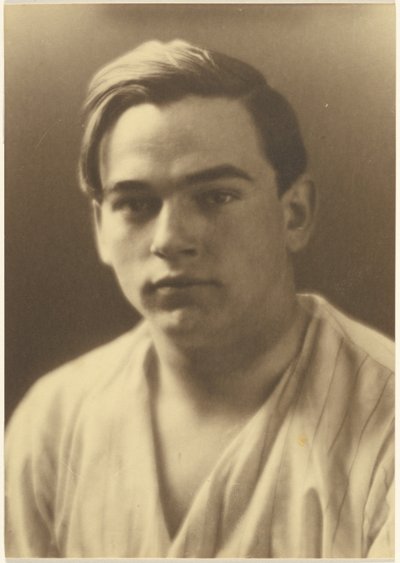 [Portret van een jonge man in gestreept shirt]. door Louis Fleckenstein