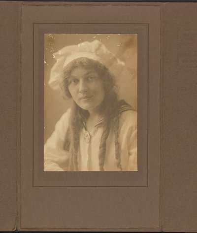 [Portret van een jonge vrouw in een matrozenpakje]. door Louis Fleckenstein