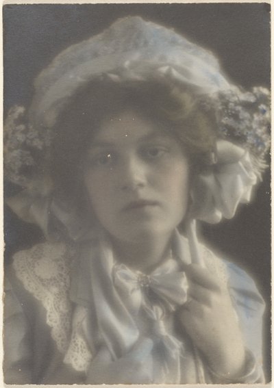 [Portret van een jonge vrouw met mooie hoed]. door Louis Fleckenstein