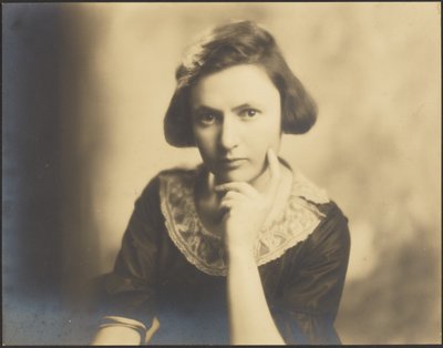 [Portret van een jonge vrouw met kanten kraag]. door Louis Fleckenstein