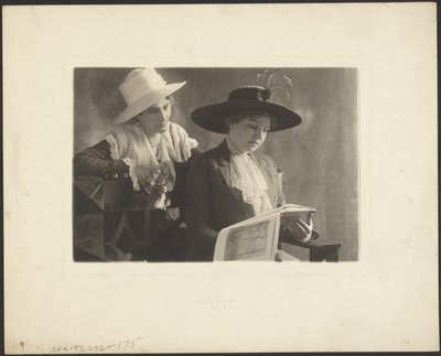 [Portret van twee vrouwen met boek]. door Louis Fleckenstein
