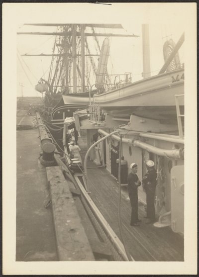 [Scheepsdek met matrozen]. door Louis Fleckenstein