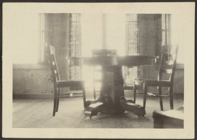 [Tafel en stoelen]. door Louis Fleckenstein