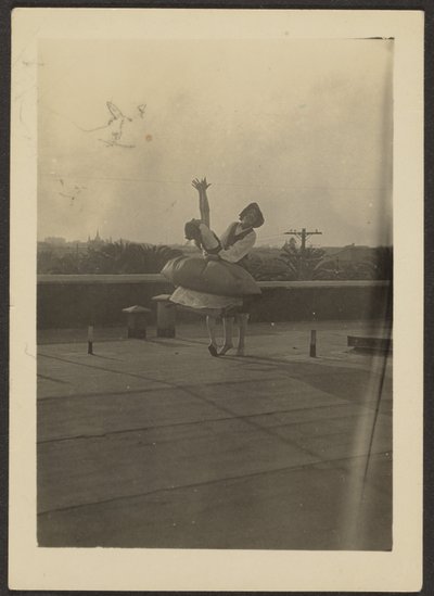 [Twee dansers op het dak]. door Louis Fleckenstein