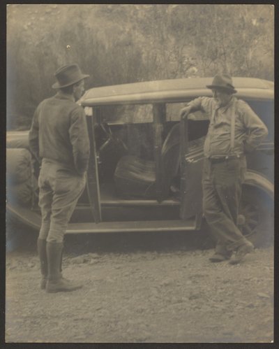[Twee mannen voor een auto]. door Louis Fleckenstein