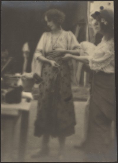 [Twee vrouwen in studio]. door Louis Fleckenstein