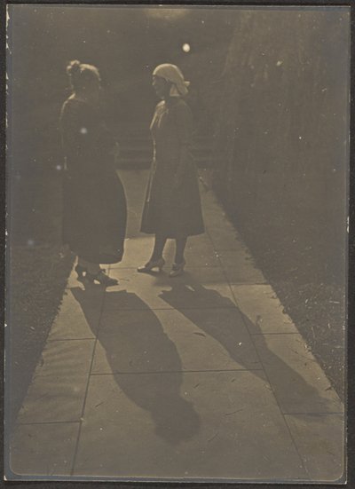 [Twee vrouwen en schaduwen]. door Louis Fleckenstein