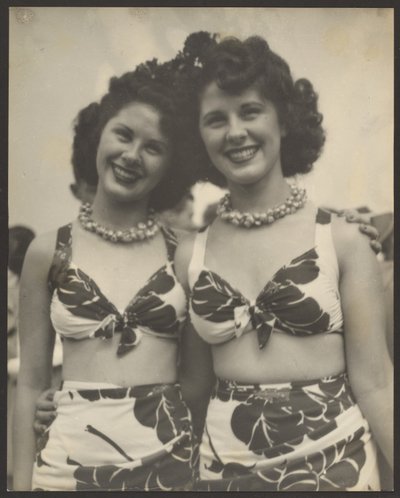 [Twee vrouwen in badpak]. door Louis Fleckenstein