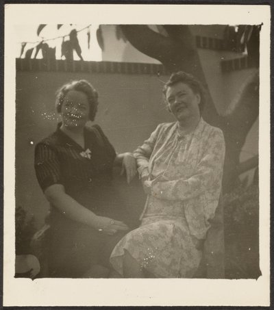 [Twee vrouwen in de tuin]. door Louis Fleckenstein