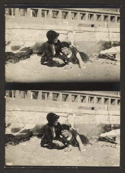 [Twee vrouwen op strand, opnieuw gefotografeerd] door Louis Fleckenstein