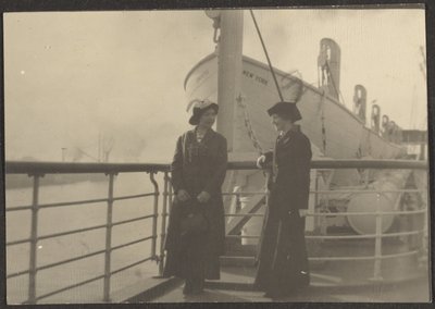 [Twee vrouwen op een pier]. door Louis Fleckenstein