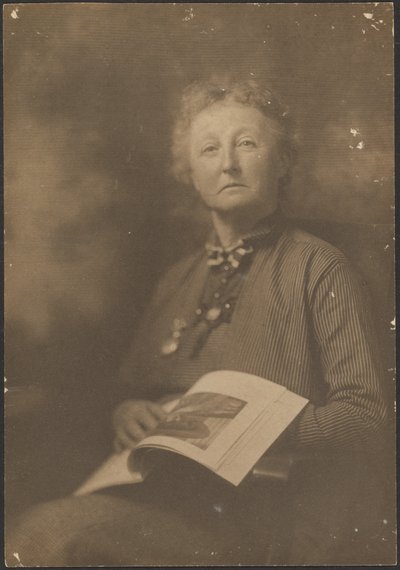 [Woman Holding Magazine]. door Louis Fleckenstein