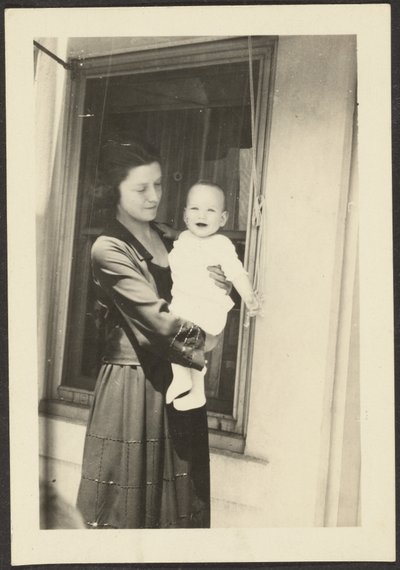 [Vrouw die lachende baby vasthoudt]. door Louis Fleckenstein