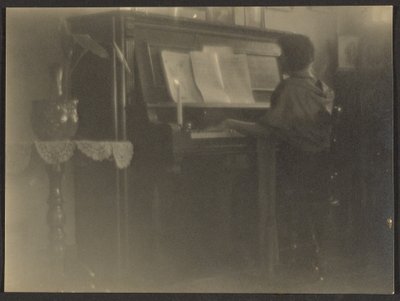 [Vrouw die piano speelt]. door Louis Fleckenstein