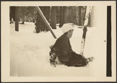 [Vrouw zittend in de sneeuw]. door Louis Fleckenstein