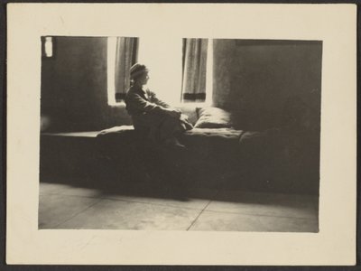 [Vrouw zit in raam]. door Louis Fleckenstein