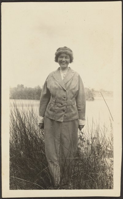 [Vrouw staat in het riet]. door Louis Fleckenstein