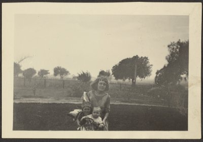[Vrouw en kinderen]. door Louis Fleckenstein