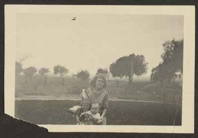 [Vrouw en kinderen]. door Louis Fleckenstein