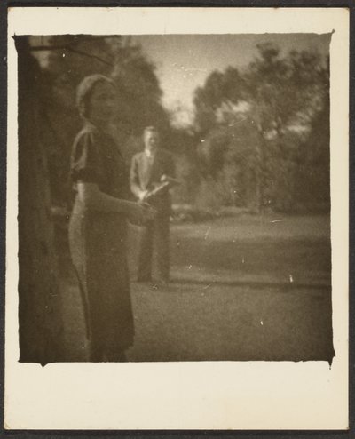 [Vrouw en man in park]. door Louis Fleckenstein