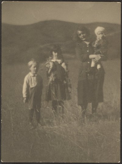 [Vrouw en drie kinderen in het veld] door Louis Fleckenstein