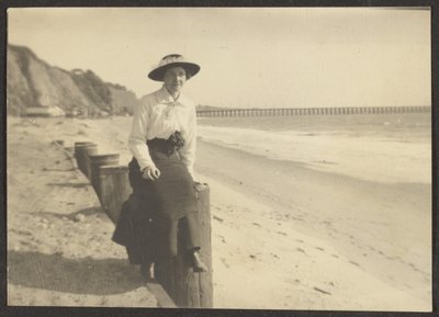 [Vrouw op het strand]. door Louis Fleckenstein