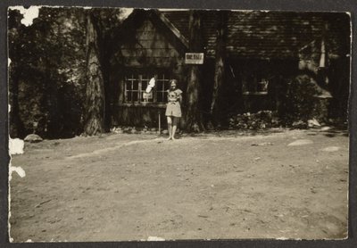 [Vrouw voor hut]. door Louis Fleckenstein