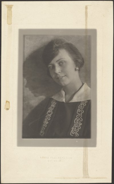 [Vrouw in jurk met golvende biezen]. door Louis Fleckenstein