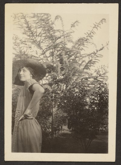 [Vrouw met hoed in boomgaard]. door Louis Fleckenstein