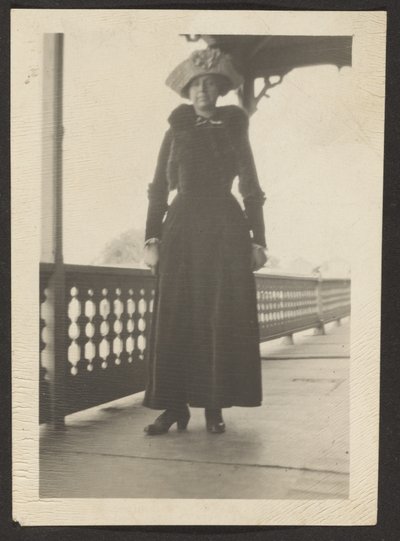 [Vrouw op balkon] door Louis Fleckenstein