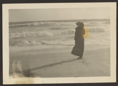 [Vrouw op het strand] door Louis Fleckenstein