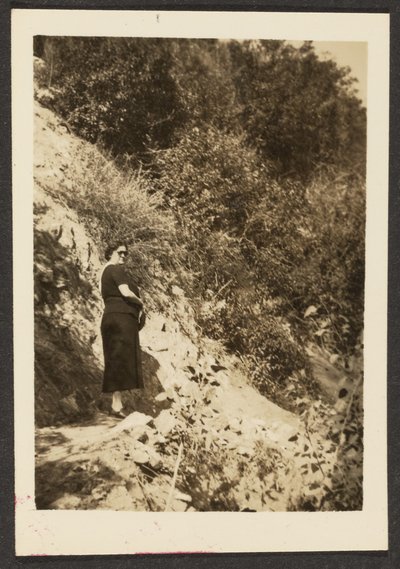 [Vrouw op de heuvel]. door Louis Fleckenstein