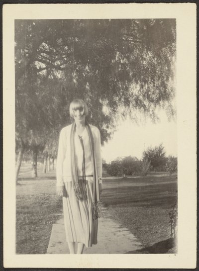 [Vrouw met sjaal]. door Louis Fleckenstein