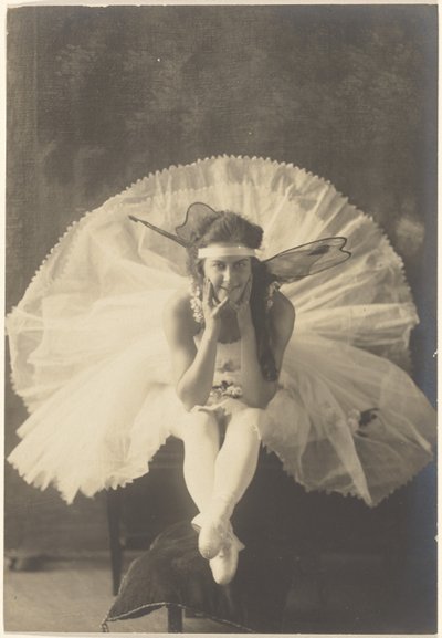 [Jonge ballerina met feeënvleugels]. door Louis Fleckenstein